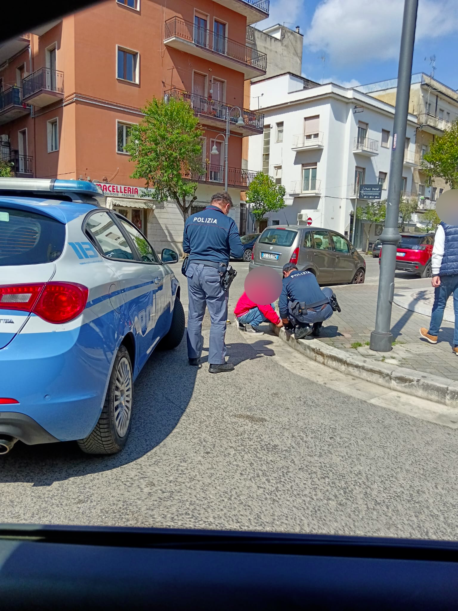 Malore in Viale Dante: uomo si accascia vicino alla statua del Generale Anders, provvidenziale l’intervento della Polizia di Stato.